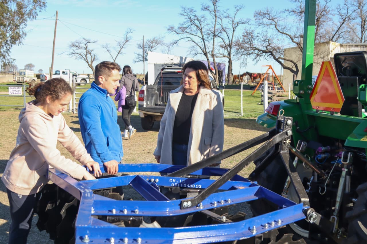 Fundación La Rosa recibió un tractor para optimizar su labor social