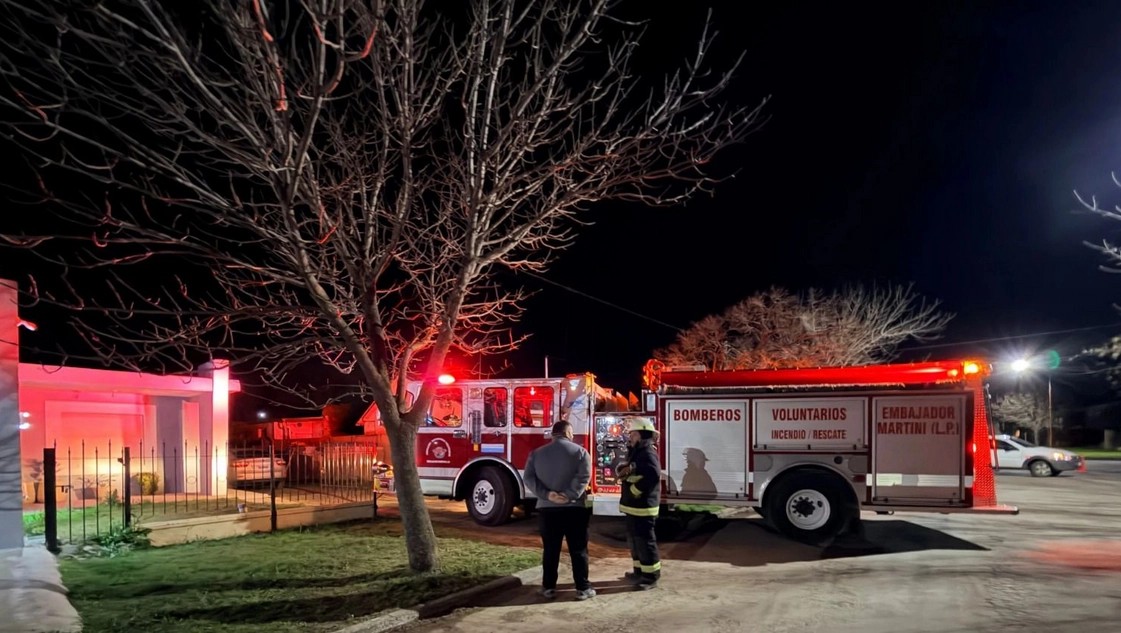 Incendio en un depósito en Embajador Martini