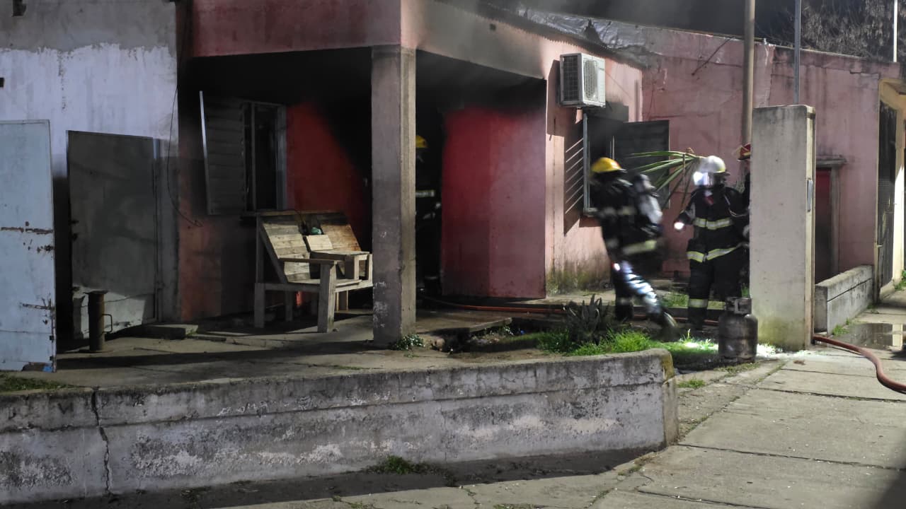 Investigan el incendio intencional en el barrio Roca: la familia pide ayuda desués de perderlo todo